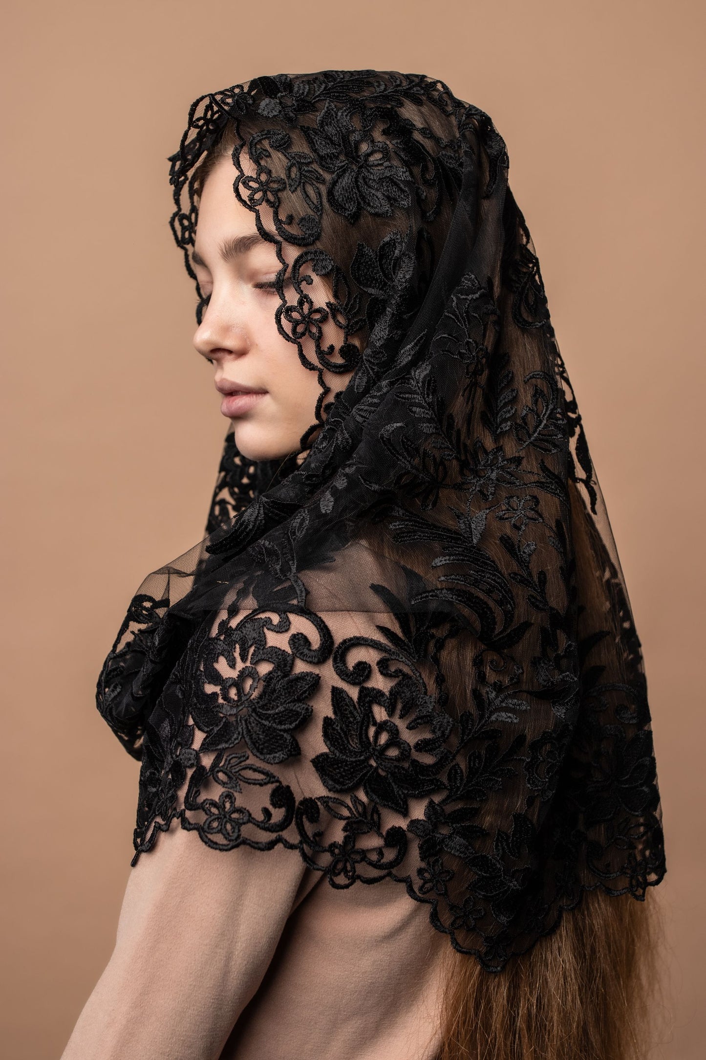 Black veil with floral design - MariaVeils