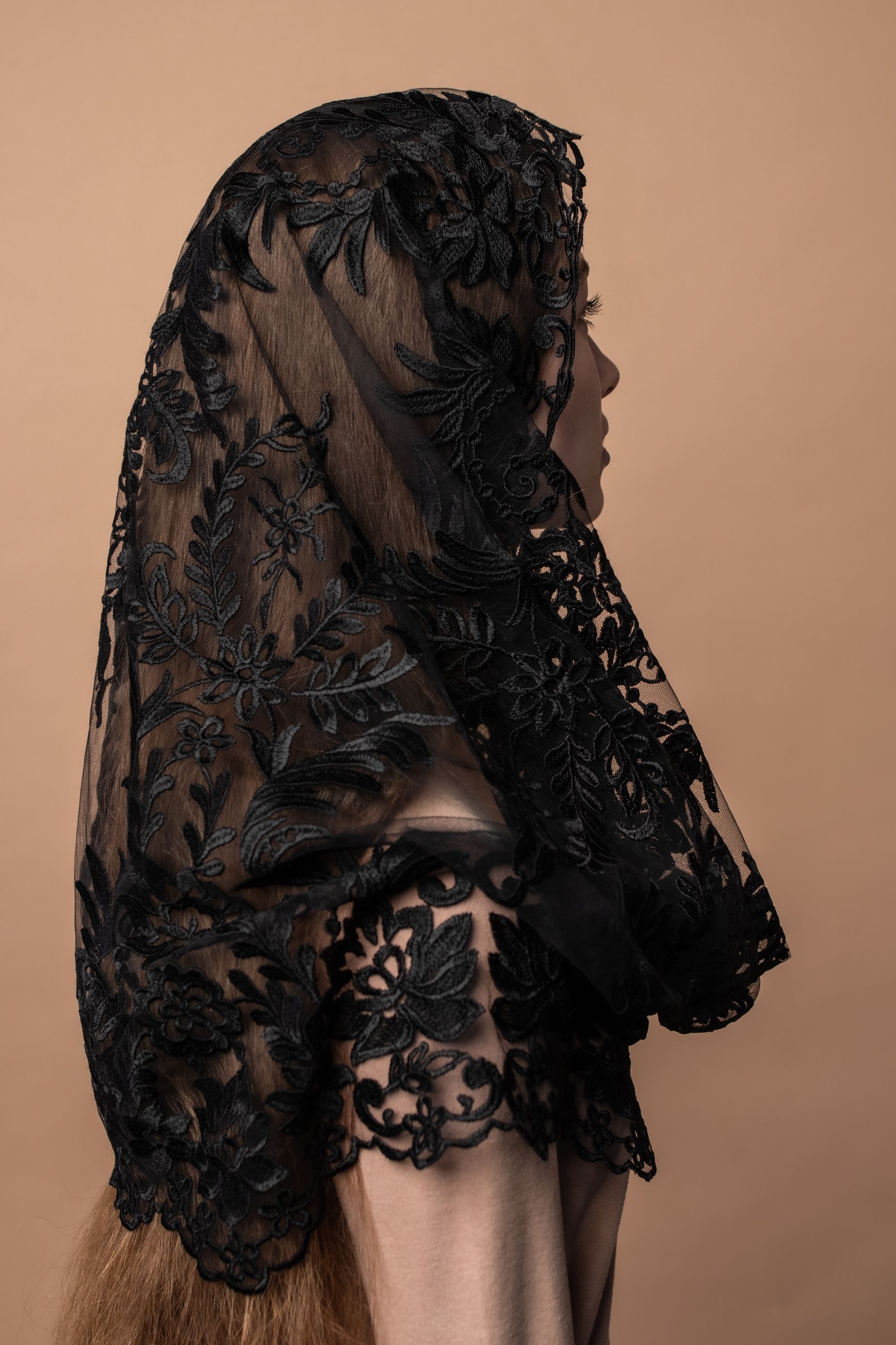 Black veil with floral design - MariaVeils