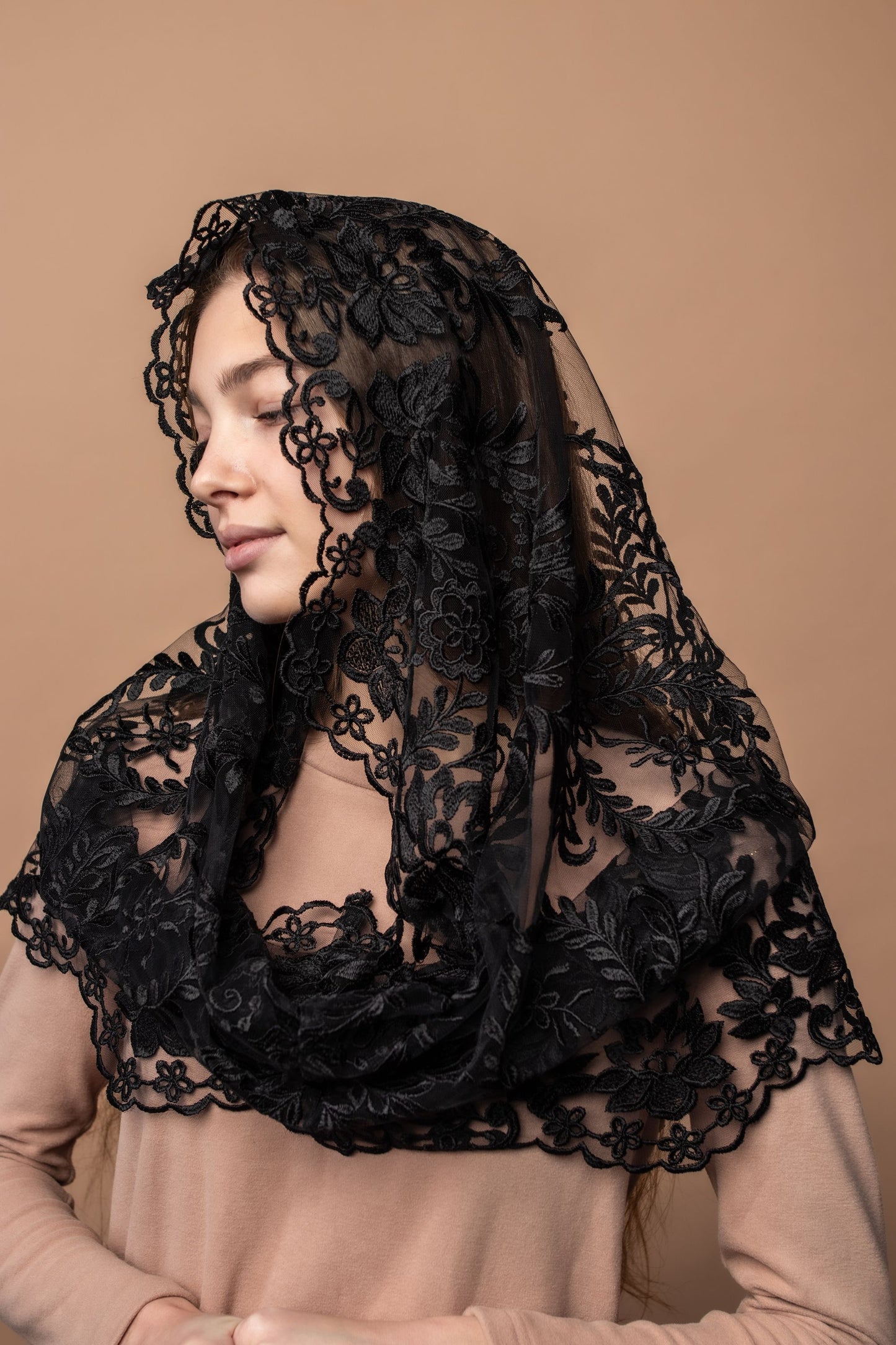 Black veil with floral design - MariaVeils