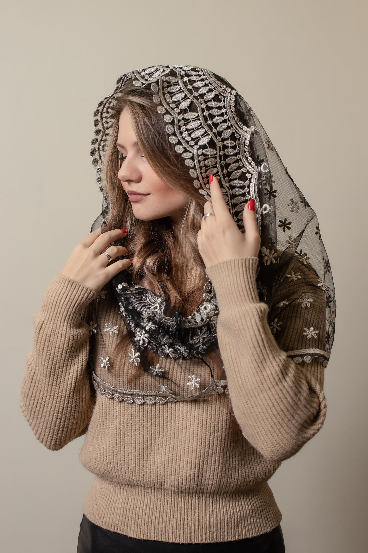 Infinity chapel veil with lace edge - Maria Veils