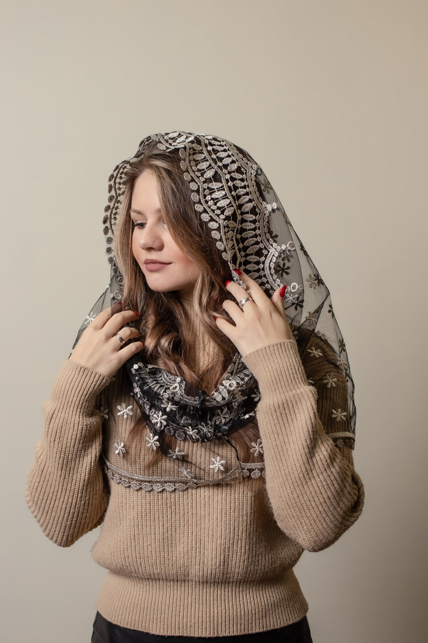 Infinity chapel veil with lace edge - Maria Veils