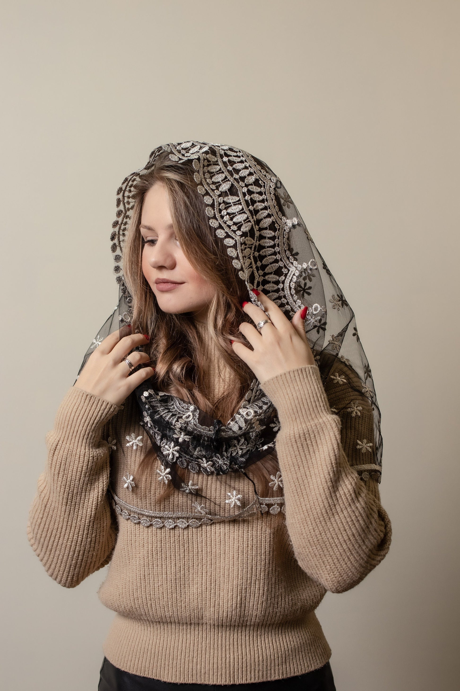 Infinity chapel veil with lace edge - Maria Veils