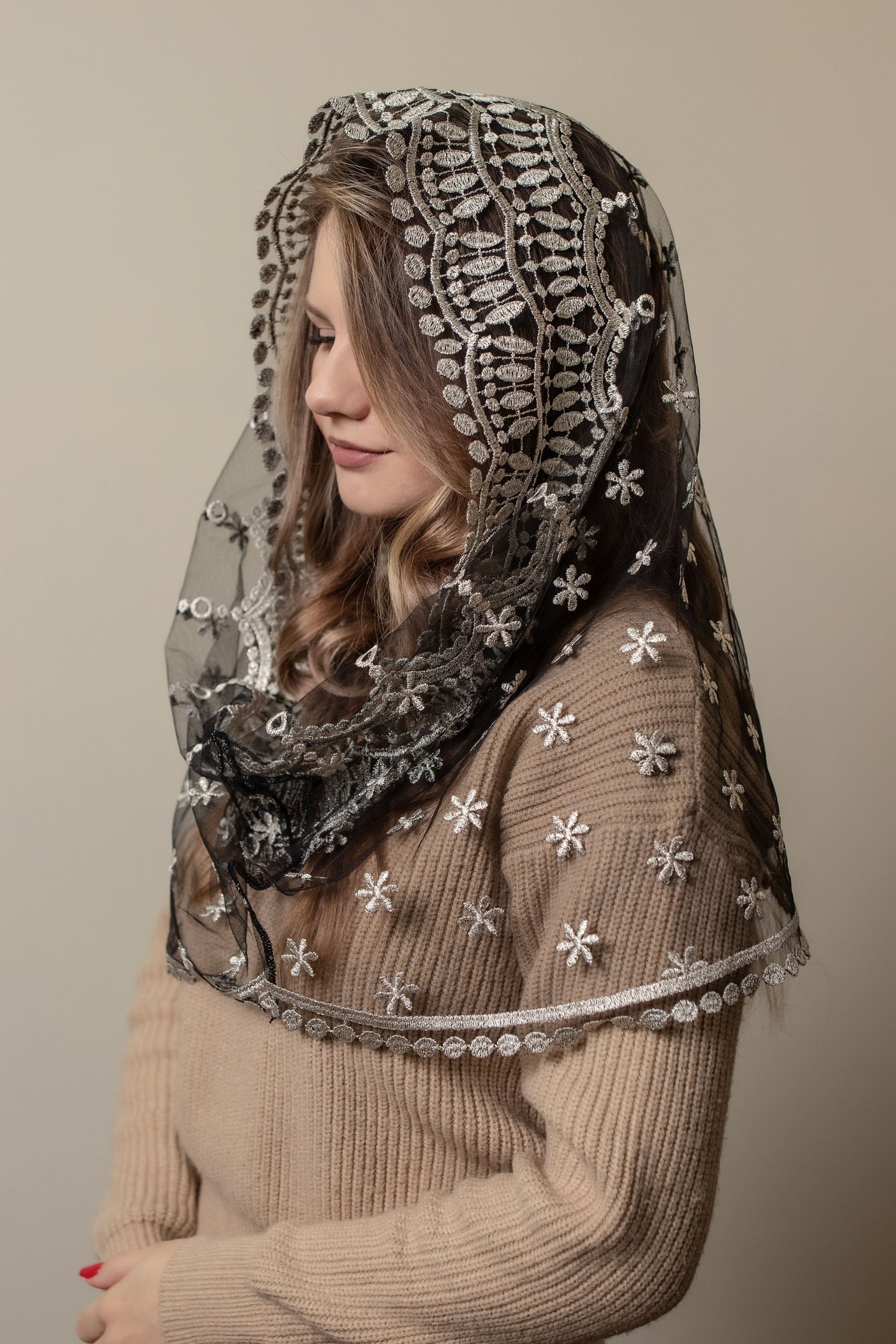 Infinity chapel veil with lace edge - Maria Veils